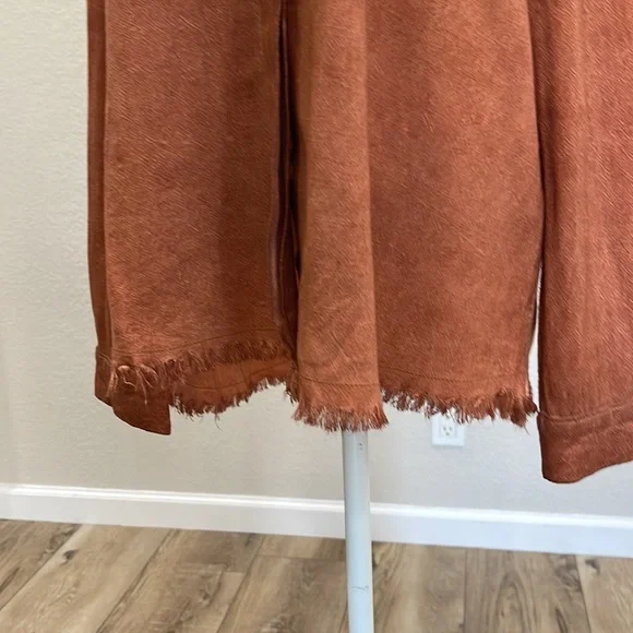 LIKE NEW UMGEE BUTTON DOWN TOP - Picture 3 of 10